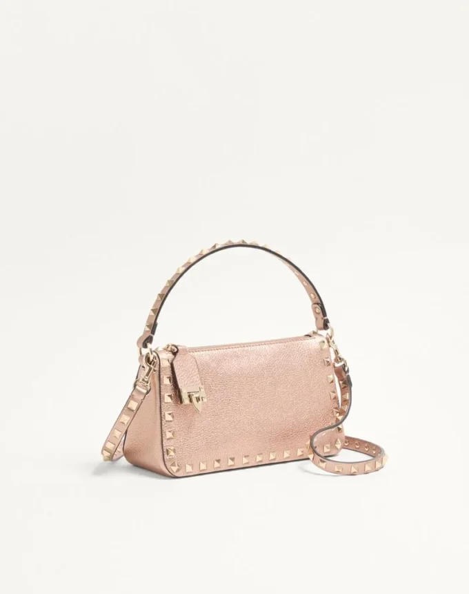 Bolso bandolera pequeño Rockstud de Valentino Garavani en piel de becerro granulada laminada Bolso bandolera pequeño Rockstud de Valentino Garavani en piel de becerro granulada laminada