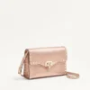 Bolso bandolera pequeño Rockstud de Valentino Garavani en piel de becerro granulada laminada Bolso bandolera pequeño Rockstud de Valentino Garavani en piel de becerro granulada laminada