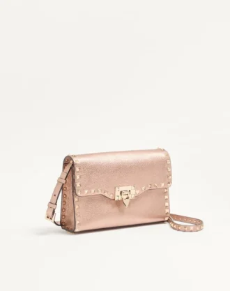 Bolso bandolera pequeño Rockstud de Valentino Garavani en piel de becerro granulada laminada