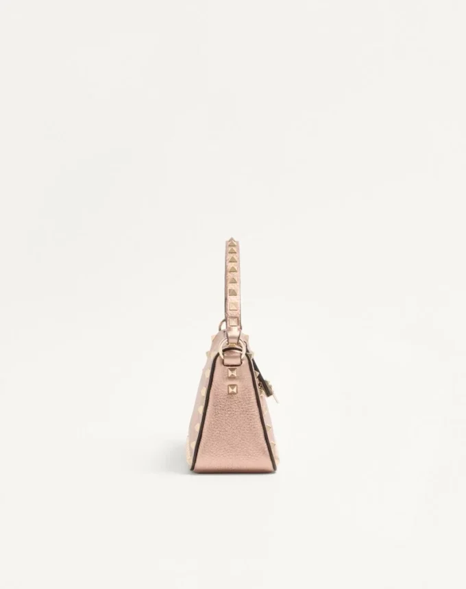 Bolso bandolera pequeño Rockstud de Valentino Garavani en piel de becerro granulada laminada Bolso bandolera pequeño Rockstud de Valentino Garavani en piel de becerro granulada laminada