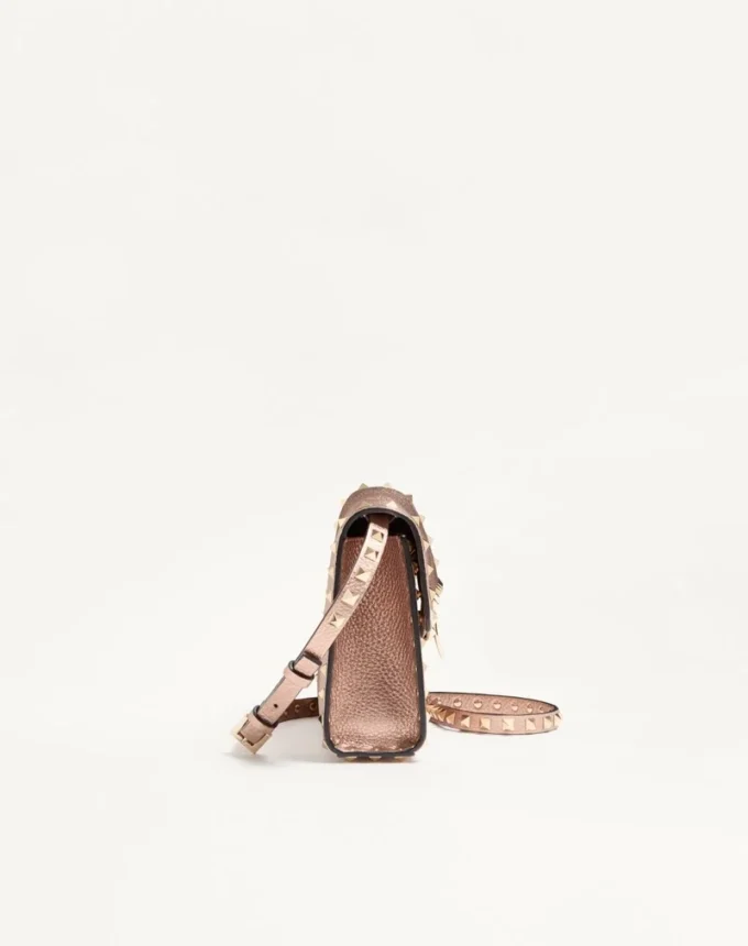 Bolso bandolera pequeño Rockstud de Valentino Garavani en piel de becerro granulada laminada Bolso bandolera pequeño Rockstud de Valentino Garavani en piel de becerro granulada laminada