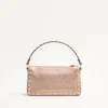 Bolso bandolera pequeño Rockstud de Valentino Garavani en piel de becerro granulada laminada Bolso bandolera pequeño Rockstud de Valentino Garavani en piel de becerro granulada laminada
