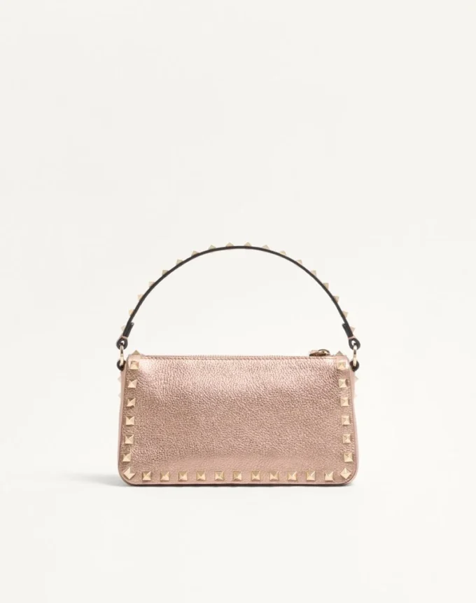 Bolso bandolera pequeño Rockstud de Valentino Garavani en piel de becerro granulada laminada Bolso bandolera pequeño Rockstud de Valentino Garavani en piel de becerro granulada laminada