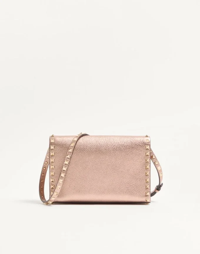 Bolso bandolera pequeño Rockstud de Valentino Garavani en piel de becerro granulada laminada Bolso bandolera pequeño Rockstud de Valentino Garavani en piel de becerro granulada laminada