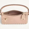 Bolso bandolera pequeño Rockstud de Valentino Garavani en piel de becerro granulada laminada Bolso bandolera pequeño Rockstud de Valentino Garavani en piel de becerro granulada laminada