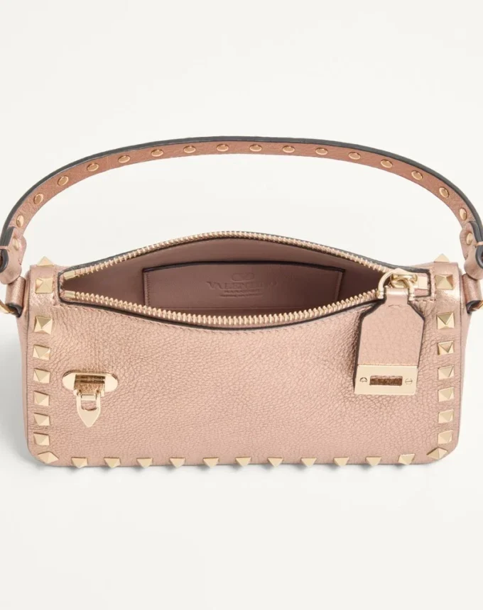 Bolso bandolera pequeño Rockstud de Valentino Garavani en piel de becerro granulada laminada Bolso bandolera pequeño Rockstud de Valentino Garavani en piel de becerro granulada laminada