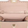 Bolso bandolera pequeño Rockstud de Valentino Garavani en piel de becerro granulada laminada Bolso bandolera pequeño Rockstud de Valentino Garavani en piel de becerro granulada laminada