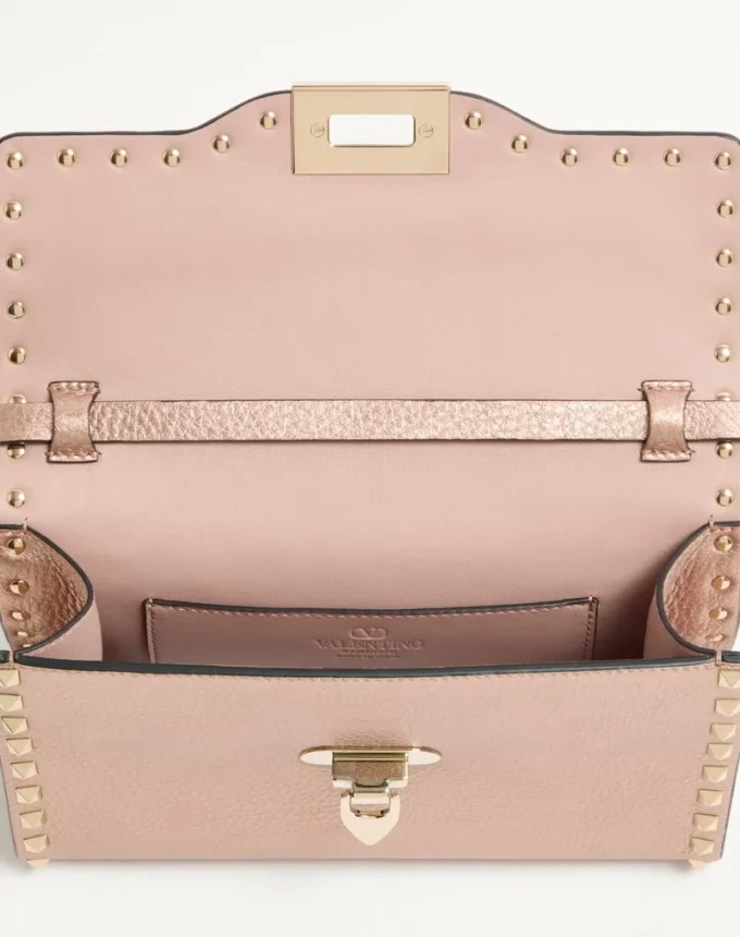 Bolso bandolera pequeño Rockstud de Valentino Garavani en piel de becerro granulada laminada Bolso bandolera pequeño Rockstud de Valentino Garavani en piel de becerro granulada laminada