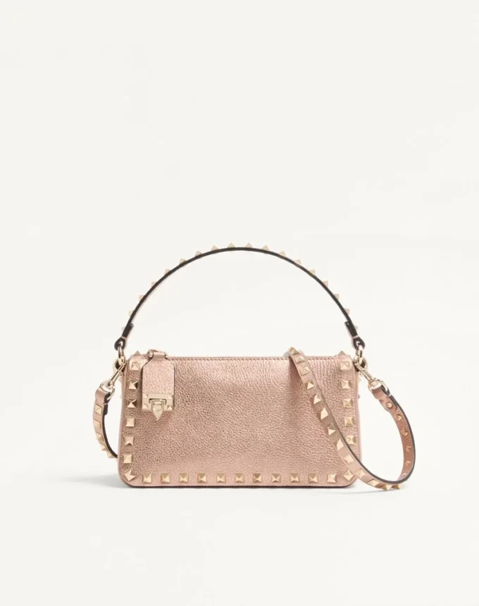 Bolso bandolera pequeño Rockstud de Valentino Garavani en piel de becerro granulada laminada Bolso bandolera pequeño Rockstud de Valentino Garavani en piel de becerro granulada laminada