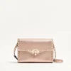 Bolso bandolera pequeño Rockstud de Valentino Garavani en piel de becerro granulada laminada Bolso bandolera pequeño Rockstud de Valentino Garavani en piel de becerro granulada laminada