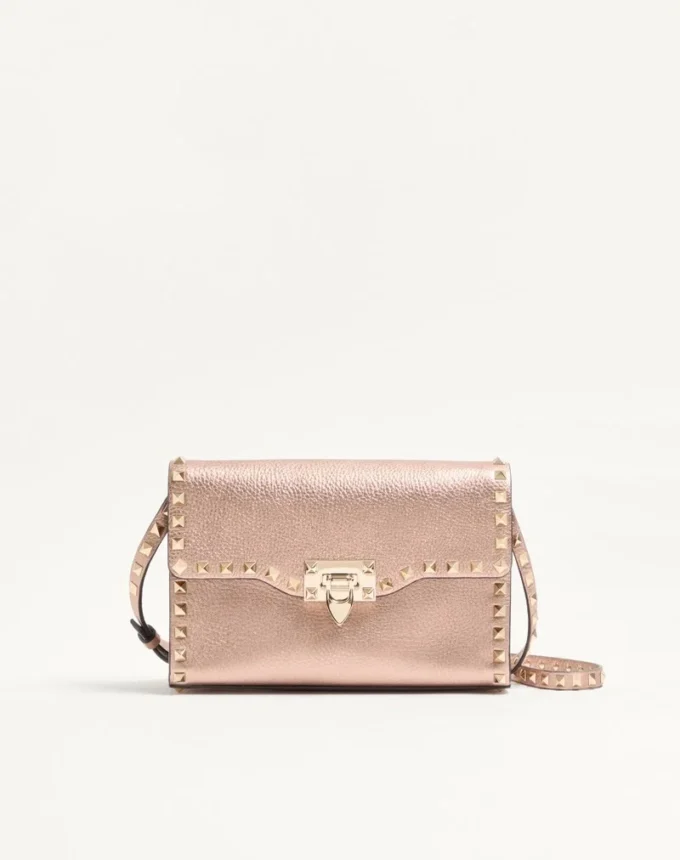 Bolso bandolera pequeño Rockstud de Valentino Garavani en piel de becerro granulada laminada Bolso bandolera pequeño Rockstud de Valentino Garavani en piel de becerro granulada laminada