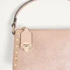 Bolso bandolera pequeño Rockstud de Valentino Garavani en piel de becerro granulada laminada Bolso bandolera pequeño Rockstud de Valentino Garavani en piel de becerro granulada laminada