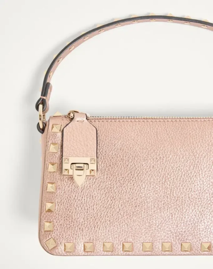 Bolso bandolera pequeño Rockstud de Valentino Garavani en piel de becerro granulada laminada Bolso bandolera pequeño Rockstud de Valentino Garavani en piel de becerro granulada laminada