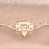 Bolso bandolera pequeño Rockstud de Valentino Garavani en piel de becerro granulada laminada Bolso bandolera pequeño Rockstud de Valentino Garavani en piel de becerro granulada laminada