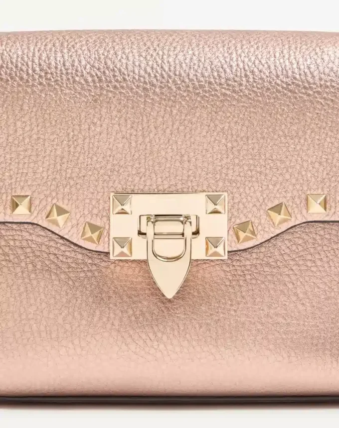 Bolso bandolera pequeño Rockstud de Valentino Garavani en piel de becerro granulada laminada Bolso bandolera pequeño Rockstud de Valentino Garavani en piel de becerro granulada laminada