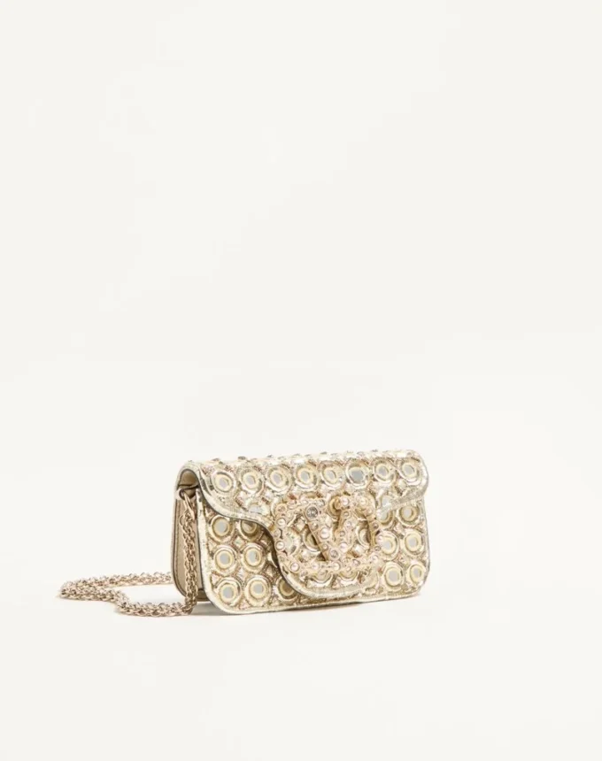 Bolso bandolera pequeño Valentino Garavani Locò con logotipo bordado con joyas Bolso bandolera pequeño Valentino Garavani Locò con logotipo bordado con joyas