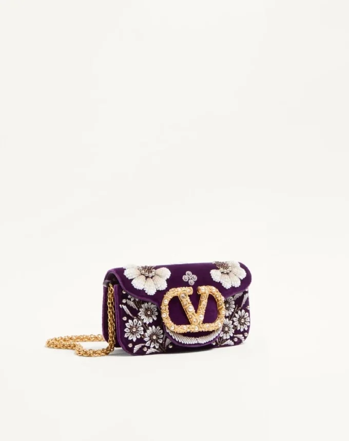 Bolso bandolera pequeño Valentino Garavani Locò con logotipo bordado con joyas Bolso bandolera pequeño Valentino Garavani Locò con logotipo bordado con joyas
