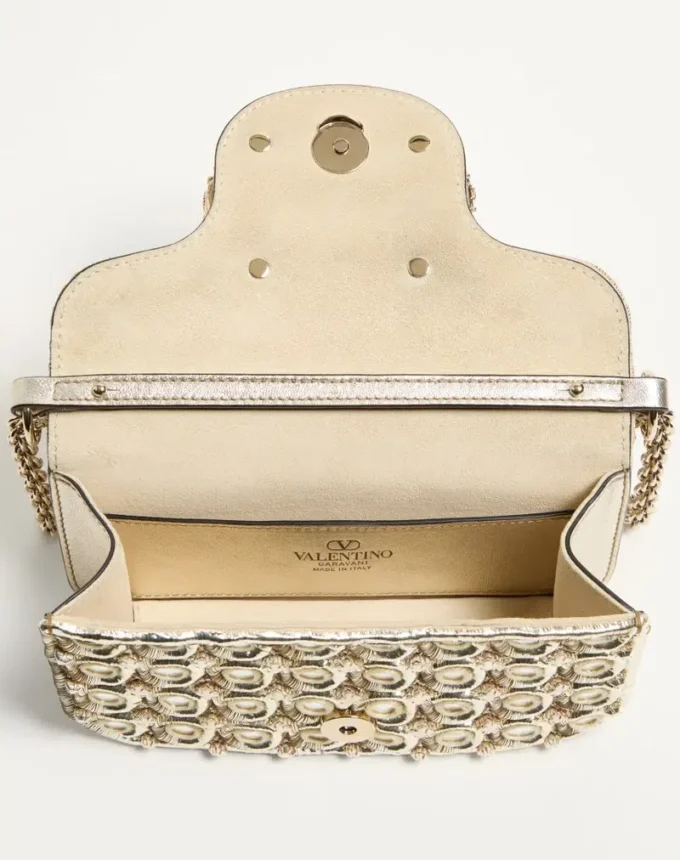 Bolso bandolera pequeño Valentino Garavani Locò con logotipo bordado con joyas Bolso bandolera pequeño Valentino Garavani Locò con logotipo bordado con joyas