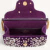 Bolso bandolera pequeño Valentino Garavani Locò con logotipo bordado con joyas Bolso bandolera pequeño Valentino Garavani Locò con logotipo bordado con joyas