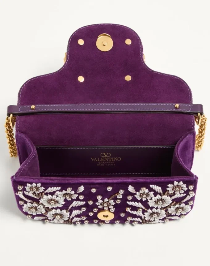 Bolso bandolera pequeño Valentino Garavani Locò con logotipo bordado con joyas Bolso bandolera pequeño Valentino Garavani Locò con logotipo bordado con joyas