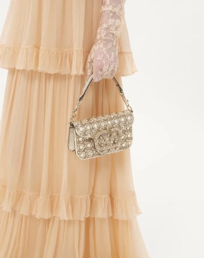 Bolso bandolera pequeño Valentino Garavani Locò con logotipo bordado con joyas Bolso bandolera pequeño Valentino Garavani Locò con logotipo bordado con joyas