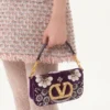 Bolso bandolera pequeño Valentino Garavani Locò con logotipo bordado con joyas Bolso bandolera pequeño Valentino Garavani Locò con logotipo bordado con joyas