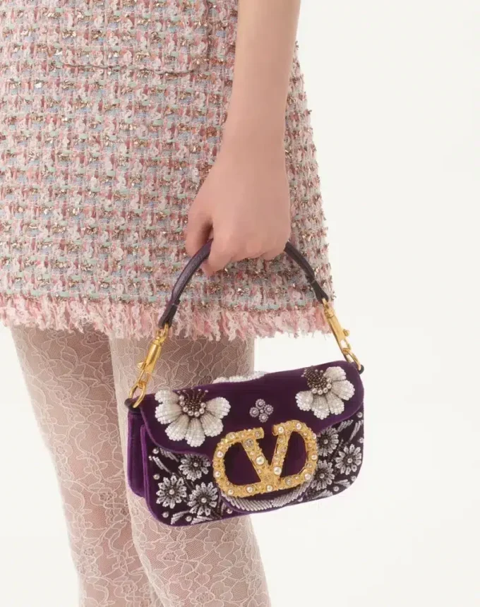 Bolso bandolera pequeño Valentino Garavani Locò con logotipo bordado con joyas Bolso bandolera pequeño Valentino Garavani Locò con logotipo bordado con joyas