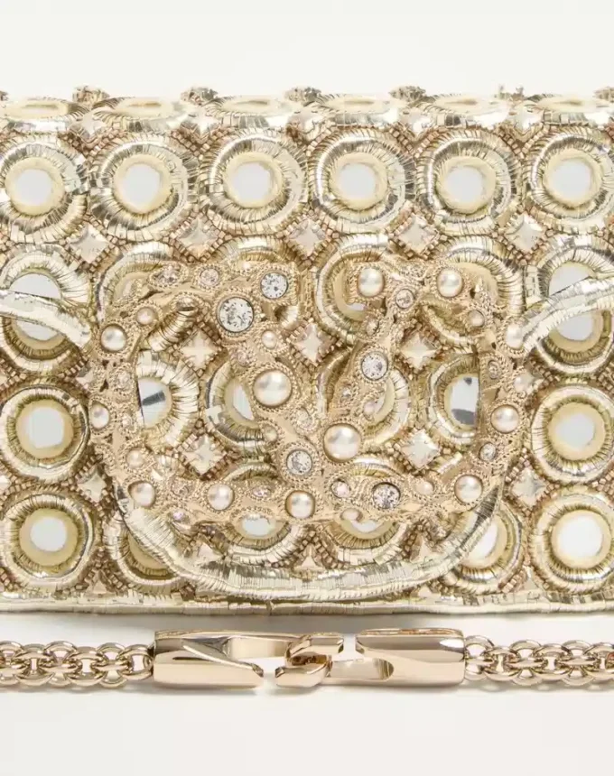 Bolso bandolera pequeño Valentino Garavani Locò con logotipo bordado con joyas Bolso bandolera pequeño Valentino Garavani Locò con logotipo bordado con joyas