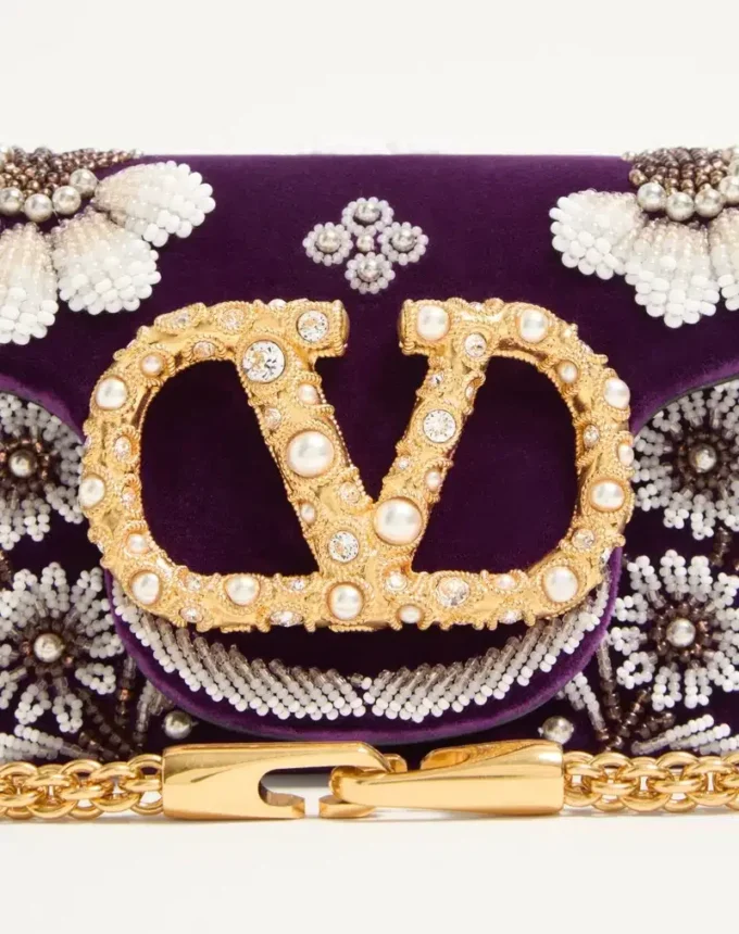 Bolso bandolera pequeño Valentino Garavani Locò con logotipo bordado con joyas Bolso bandolera pequeño Valentino Garavani Locò con logotipo bordado con joyas