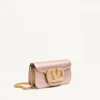 Bolso bandolera pequeño Valentino Garavani Locò en piel de becerro laminada con logotipo joya Bolso bandolera pequeño Valentino Garavani Locò en piel de becerro laminada con logotipo joya