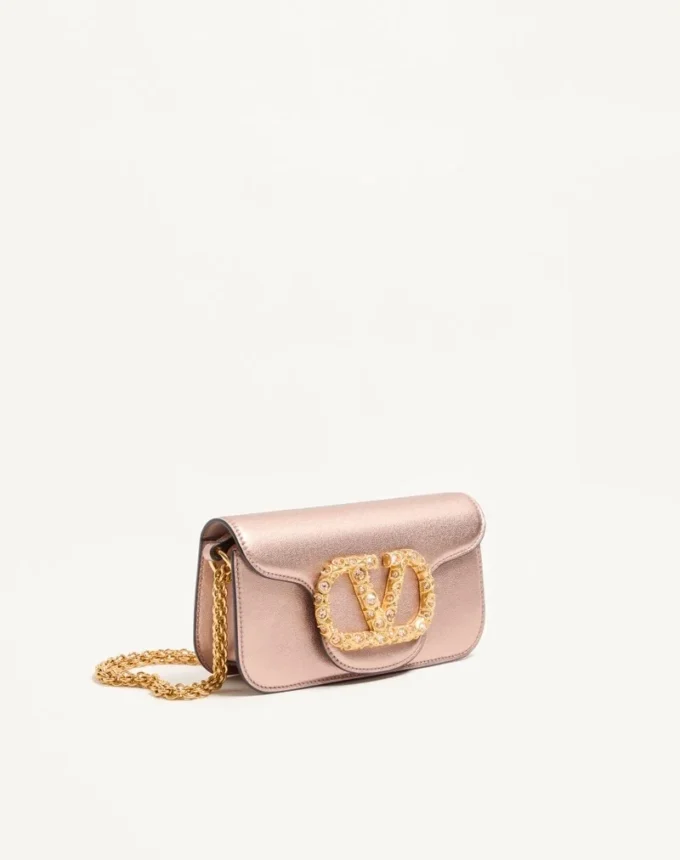 Bolso bandolera pequeño Valentino Garavani Locò en piel de becerro laminada con logotipo joya Bolso bandolera pequeño Valentino Garavani Locò en piel de becerro laminada con logotipo joya