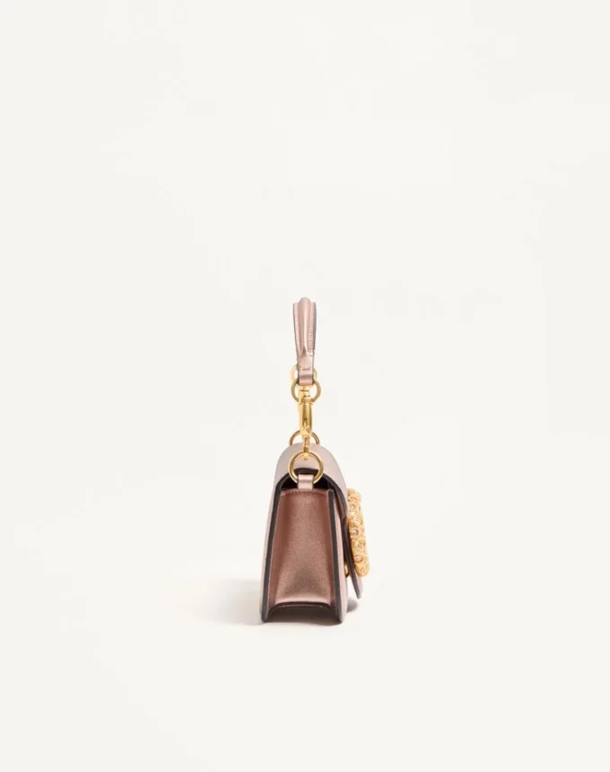 Bolso bandolera pequeño Valentino Garavani Locò en piel de becerro laminada con logotipo joya Bolso bandolera pequeño Valentino Garavani Locò en piel de becerro laminada con logotipo joya