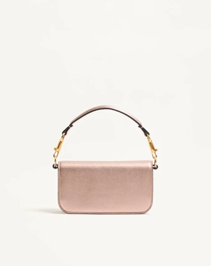 Bolso bandolera pequeño Valentino Garavani Locò en piel de becerro laminada con logotipo joya Bolso bandolera pequeño Valentino Garavani Locò en piel de becerro laminada con logotipo joya