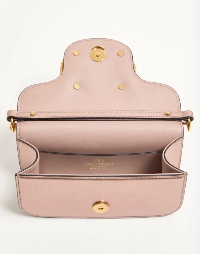 Bolso bandolera pequeño Valentino Garavani Locò en piel de becerro laminada con logotipo joya Bolso bandolera pequeño Valentino Garavani Locò en piel de becerro laminada con logotipo joya