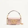 Bolso bandolera pequeño Valentino Garavani Locò en piel de becerro laminada con logotipo joya Bolso bandolera pequeño Valentino Garavani Locò en piel de becerro laminada con logotipo joya