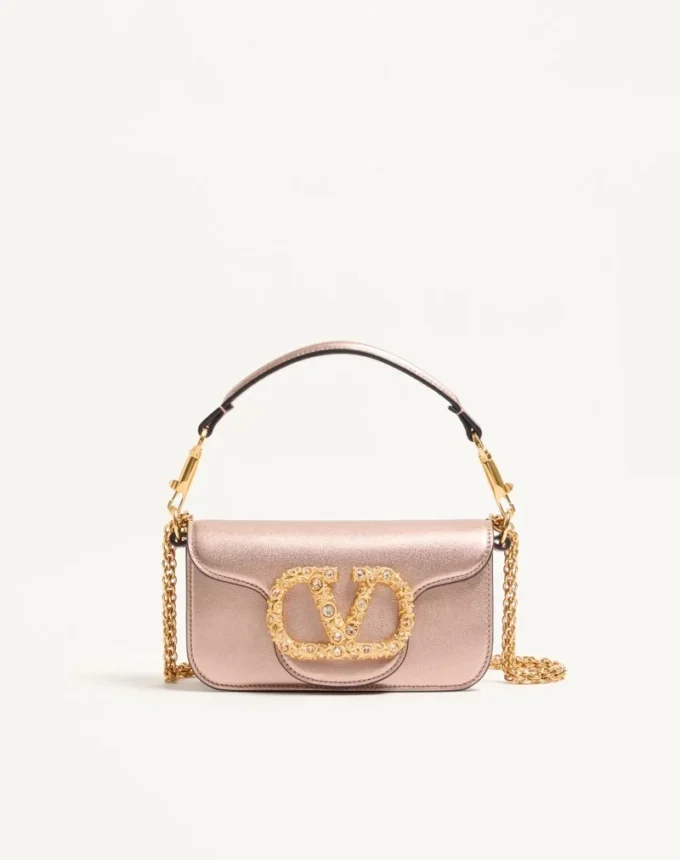 Bolso bandolera pequeño Valentino Garavani Locò en piel de becerro laminada con logotipo joya Bolso bandolera pequeño Valentino Garavani Locò en piel de becerro laminada con logotipo joya