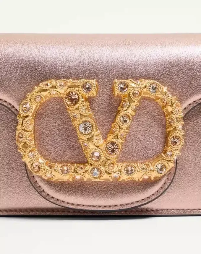 Bolso bandolera pequeño Valentino Garavani Locò en piel de becerro laminada con logotipo joya Bolso bandolera pequeño Valentino Garavani Locò en piel de becerro laminada con logotipo joya