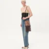 Bolso bandolera pequeño Valentino Garavani Nellcôte en rafia jacquard con estampado Cherryfic Bolso bandolera pequeño Valentino Garavani Nellcôte en rafia jacquard con estampado Cherryfic