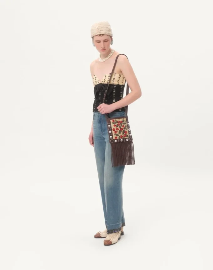 Bolso bandolera pequeño Valentino Garavani Nellcôte en rafia jacquard con estampado Cherryfic Bolso bandolera pequeño Valentino Garavani Nellcôte en rafia jacquard con estampado Cherryfic
