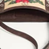 Bolso bandolera pequeño Valentino Garavani Nellcôte en rafia jacquard con estampado Cherryfic Bolso bandolera pequeño Valentino Garavani Nellcôte en rafia jacquard con estampado Cherryfic