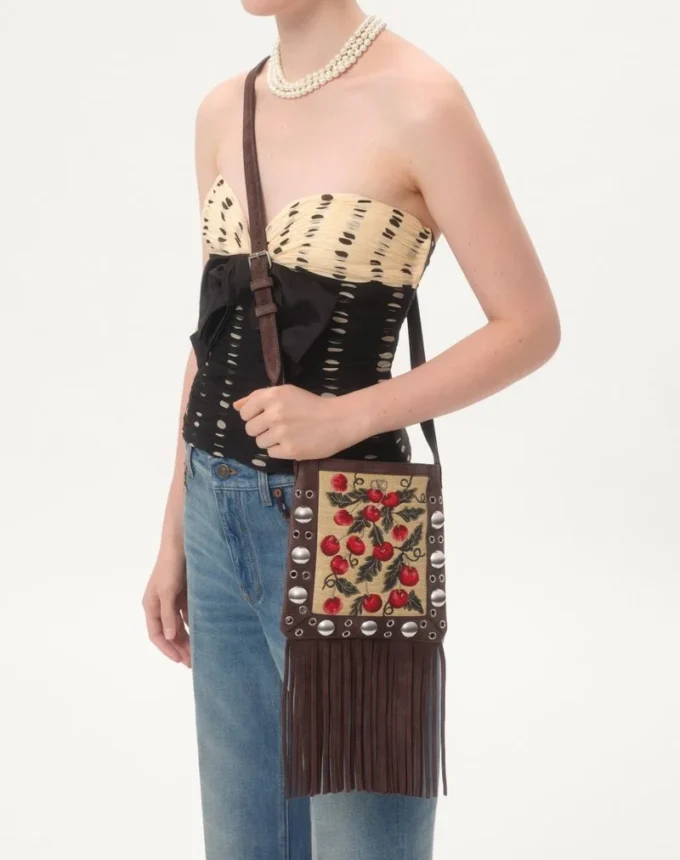 Bolso bandolera pequeño Valentino Garavani Nellcôte en rafia jacquard con estampado Cherryfic Bolso bandolera pequeño Valentino Garavani Nellcôte en rafia jacquard con estampado Cherryfic