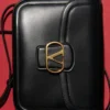 Bolso bandolera Valentino Garavani 9To5 de piel de becerro lisa Bolso bandolera Valentino Garavani 9To5 de piel de becerro lisa