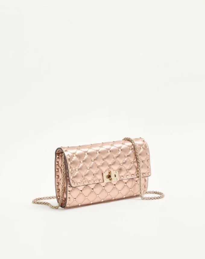 Bolso bandolera Valentino Garavani Rockstud Spike en piel napa laminada Bolso bandolera Valentino Garavani Rockstud Spike en piel napa laminada