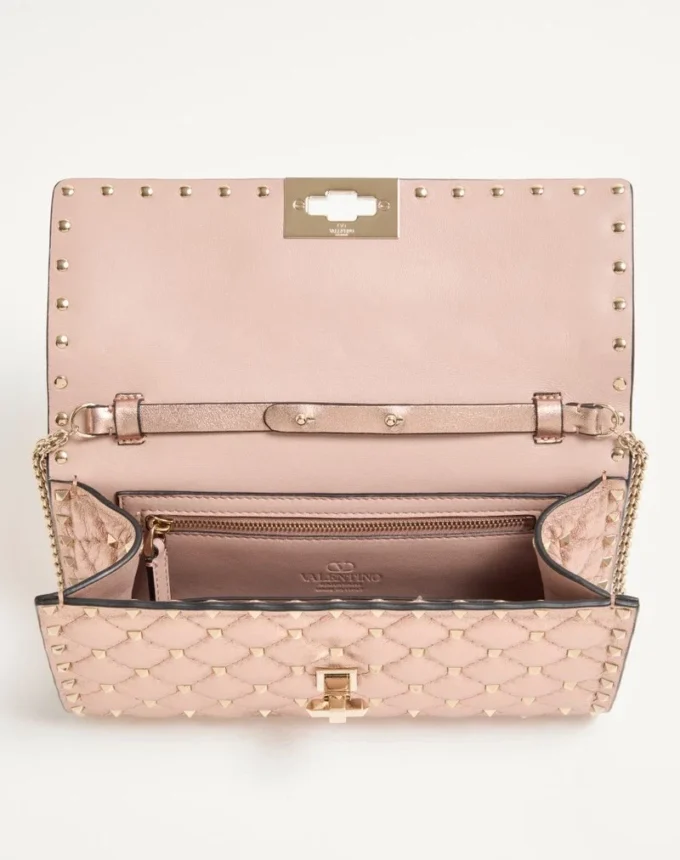 Bolso bandolera Valentino Garavani Rockstud Spike en piel napa laminada Bolso bandolera Valentino Garavani Rockstud Spike en piel napa laminada