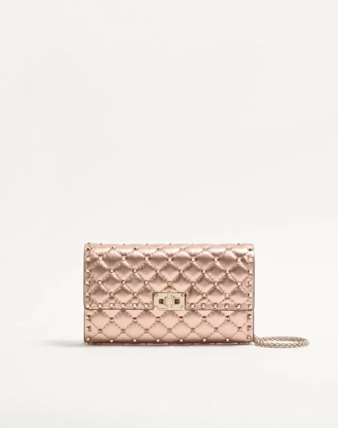 Bolso bandolera Valentino Garavani Rockstud Spike en piel napa laminada Bolso bandolera Valentino Garavani Rockstud Spike en piel napa laminada