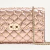 Bolso bandolera Valentino Garavani Rockstud Spike en piel napa laminada Bolso bandolera Valentino Garavani Rockstud Spike en piel napa laminada