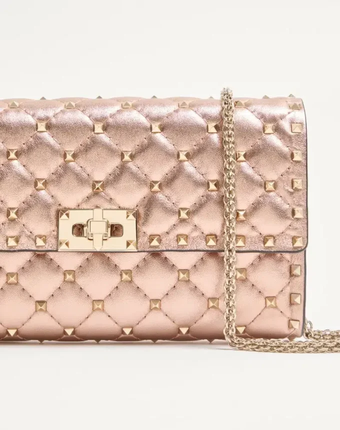 Bolso bandolera Valentino Garavani Rockstud Spike en piel napa laminada Bolso bandolera Valentino Garavani Rockstud Spike en piel napa laminada