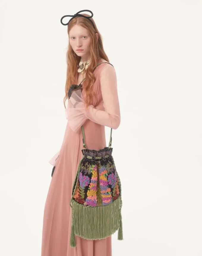Bolso bordado con flecos Nellcôte Alice de Valentino Garavani