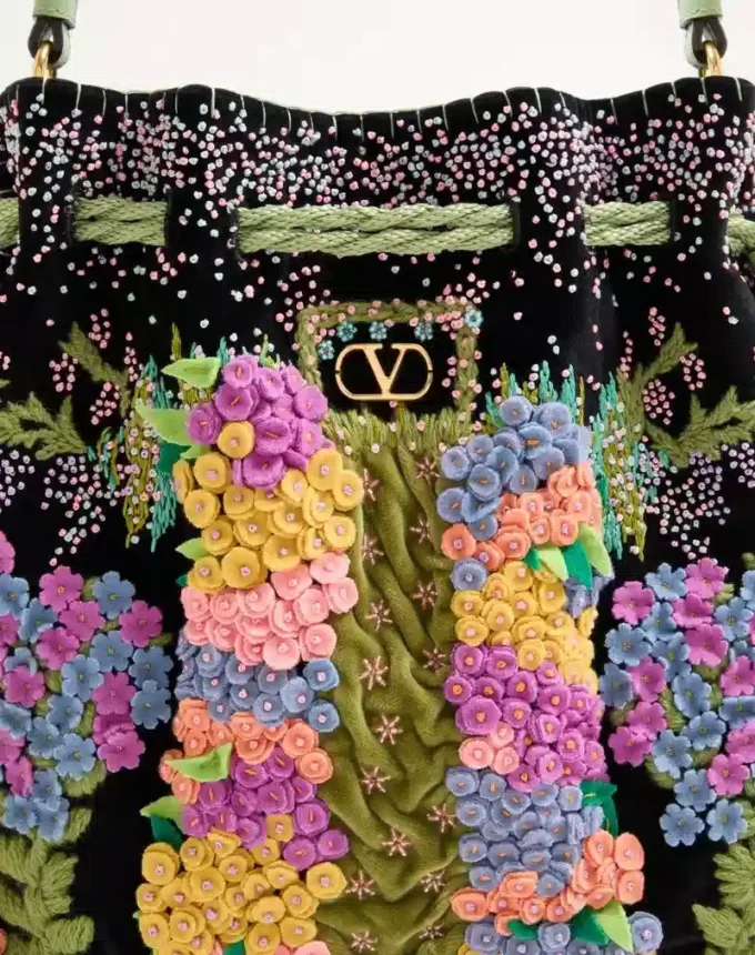 Bolso bordado con flecos Nellcôte Alice de Valentino Garavani