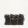 Bolso de hombro Panthea de Valentino Garavani en piel napa con estampado chevron Bolso de hombro Panthea de Valentino Garavani en piel napa con estampado chevron